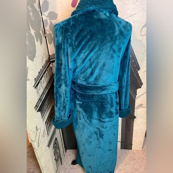 COPY - Super soft robe by Natori in size medium. - Picture 2 of 2